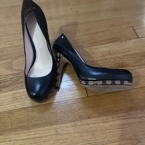Black coach pump with the signature C’s on the trim. Size 81/2 i